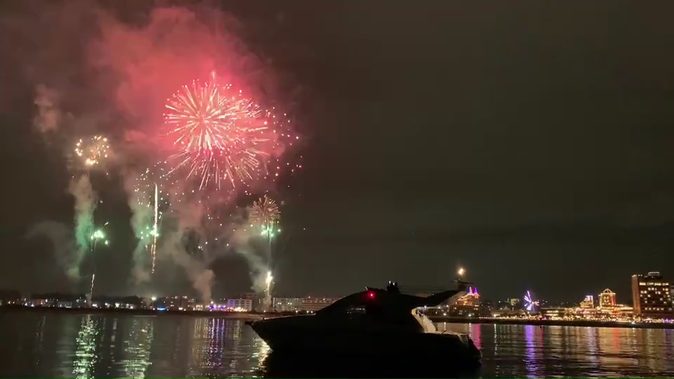 クルーザーからの花火 沖縄でパラセールするならマリーナエイト